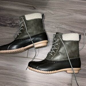 Magellan Outdoors Women's Gray and Black Winter Boots